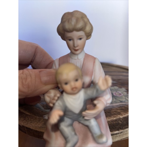 1983‎ Enesco Treasured Memories A Family  Thanksgiving Day Mom Holding Baby - Picture 3 of 8